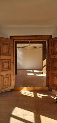 Holztür und Spiegel