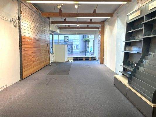 Laden links Verkaufsfläche mit Sicht zur Straße