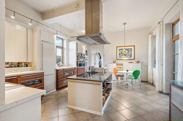 Wohn-/Essküche mit Corian- und Edelstahlarbeitsflächen