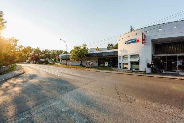 Billa, Spar, Hofer, Bank, Apotheke