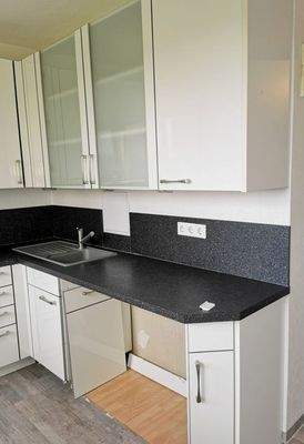 Küche mit Platz für Spülmaschine und Waschmaschine