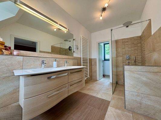 En-Suite-Bad im Obergeschoss