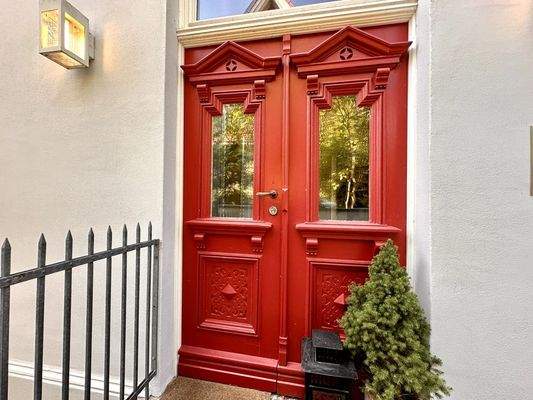 Mondäne Haustür im edlem Rot
