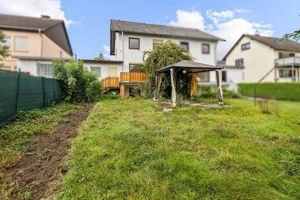  sonnige ebenerdige Gartenfläche hinter dem Haus 