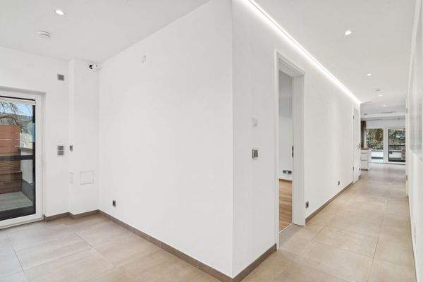 Zentrale Diele mit Zugang zum Freisitz