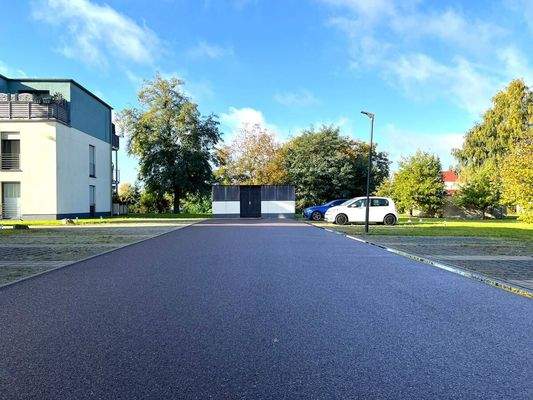 Zufahrt Objekt/ Stellplätze