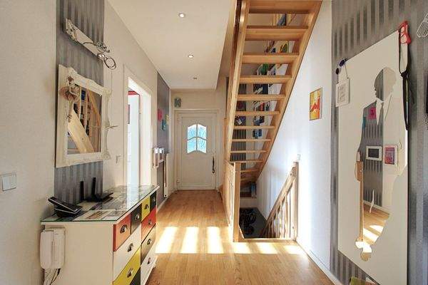 Diele und Treppe zum Dachgeschoss und dem Kellergeschoss