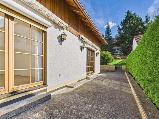 Sonnige, blickgeschützte Terrasse, perfekter Rückzugsort für die Einliegerwohnung