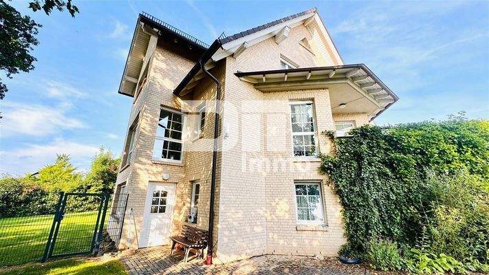 Frontansicht / Zugang Einliegerwohnung ebenerdig