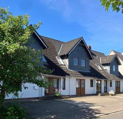 Front mit Stellplätzen