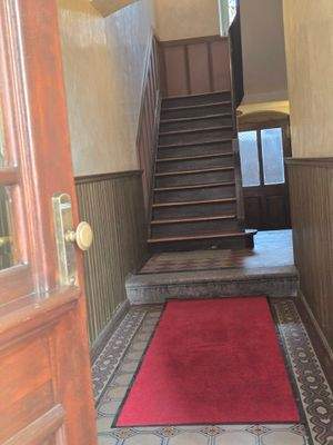 Genau 99 Stufen sind es auf der Himmelsleiter (kein Aufzug) hinauf in das charmante kuschelige Nest.