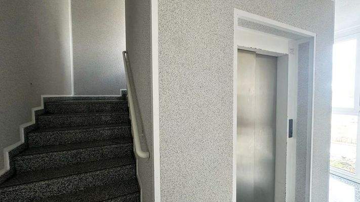 Treppenhaus mit Fahrstuhl
