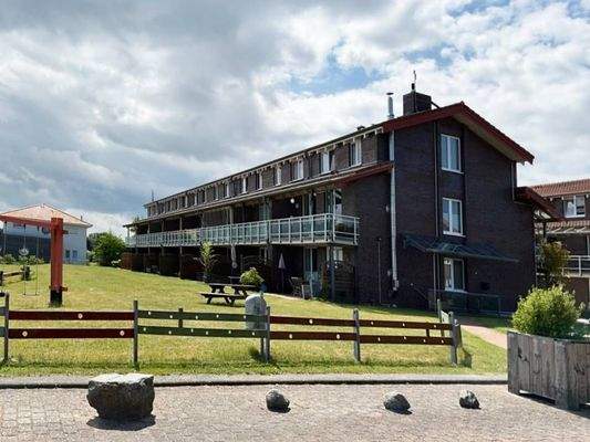 Ansicht mit Blick zu den Balkonen