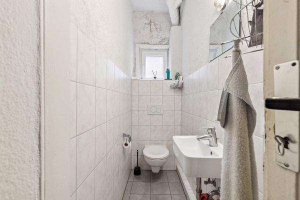 1. OG (links) Gäste-WC