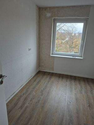 Leeres Zimmer mit Fenster