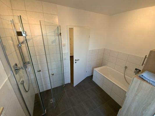 Bad mit Wanne und Dusche