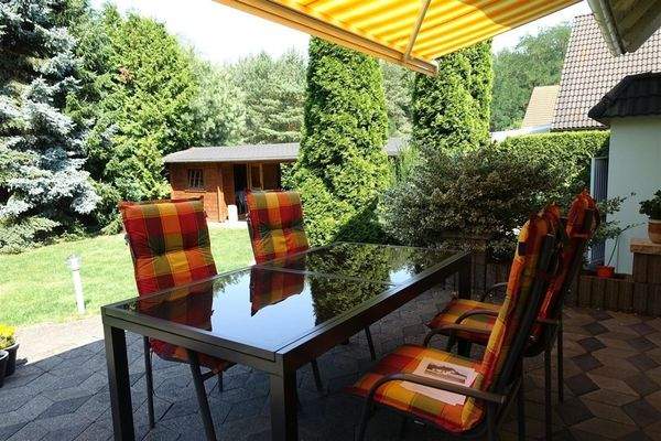 Blick von der Terrasse zum Blockhaus