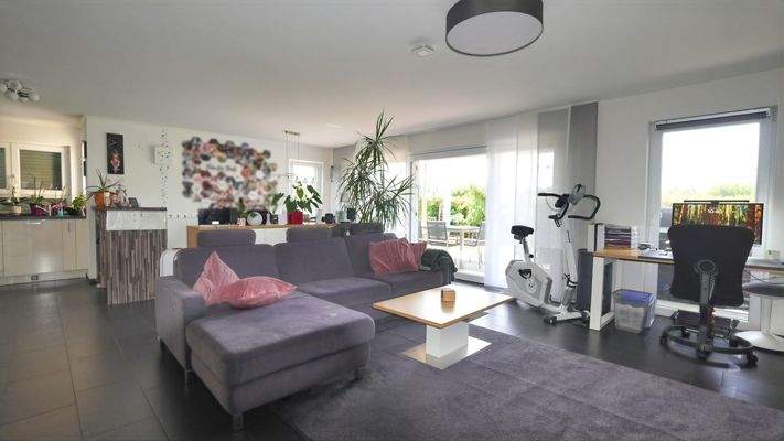 Heller und offener Wohn-Ess-Küchenbereich