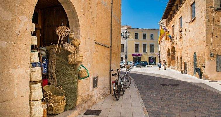 Mehrfamilienhausgrundstück für 22 Wohnungen zum Verkauf in Campos, Mallorca.