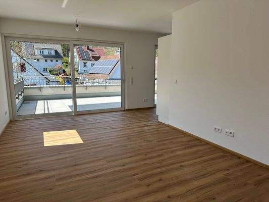 Wohn-Esszimmer mit Zugang zur Dachterrasse