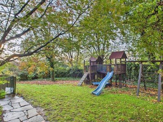 Spielplatz auf dem Grundstück