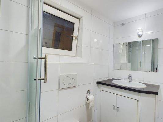 UG: Tageslicht-Badezimmer