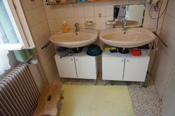 OG Badezimmer Doppelwaschbecken