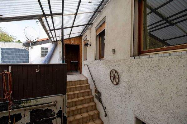 Rückseite Aufgang zur unsanierten Wohnung