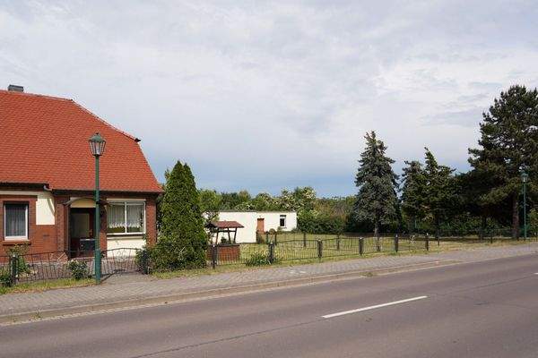 DHH, Nebengebäude u. Bauland