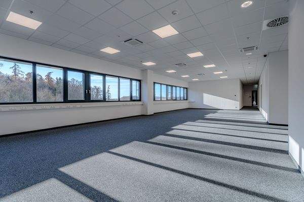 Leerer Büroraum mit Fenstern