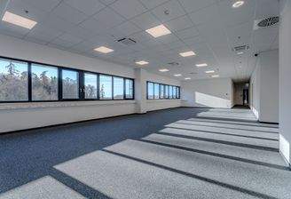 Leerer Büroraum mit Fenstern