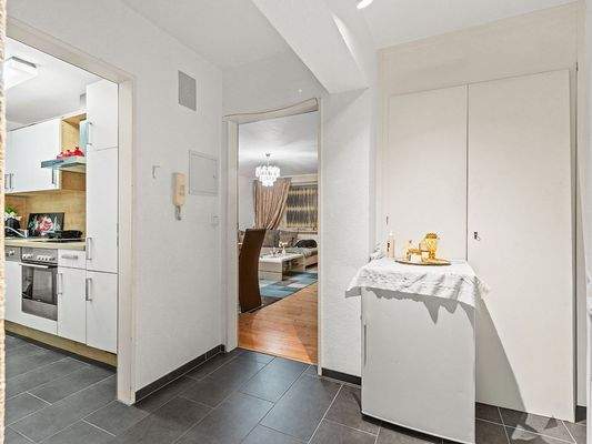 Flur mit Zugang zu Küche und Wohnbereich