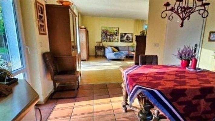 Blick vom Esszimmer ins Wohnzimmer