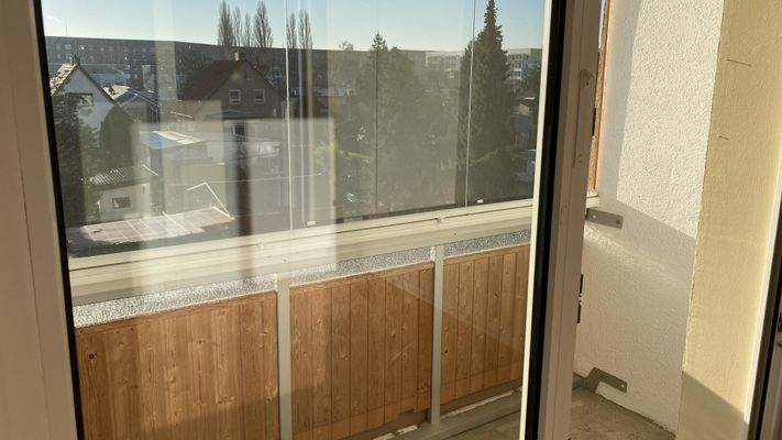 Balkon mit verschiebbaren Glaselementen