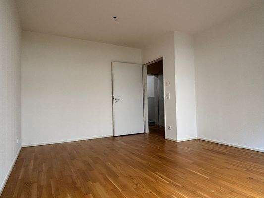 Leeres Zimmer mit Parkettboden