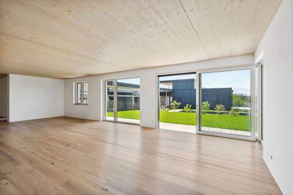 Lichtdurchfluteter Wohn-Essbereich