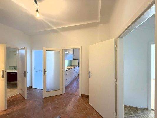 Wohnungseingang / Wohnzimmer, Küche, SZ, Bad