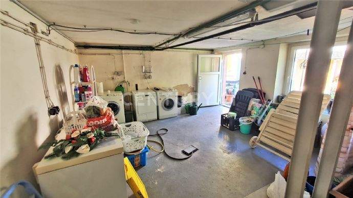 Waschraum mit Ausgang zum Garten