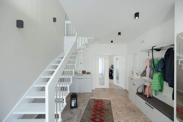 Großzügige Eingangsdiele mit Treppe in das DG