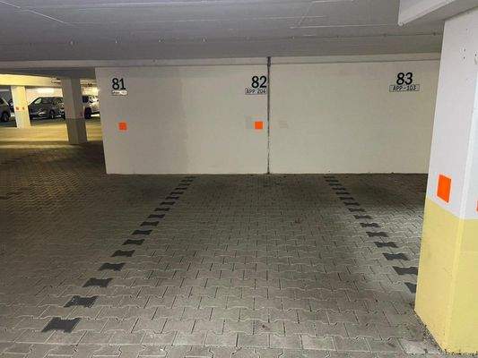 Gut organisierter Tiefgaragenstellplatz mit klarer Nummerierung