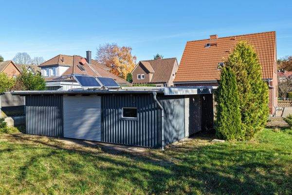 Nebengebäude mit Solaranlage 