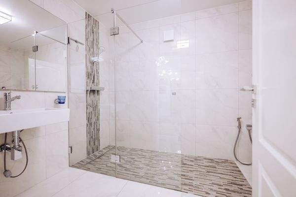 Saniertes Bad mit bodengleicher Dusche