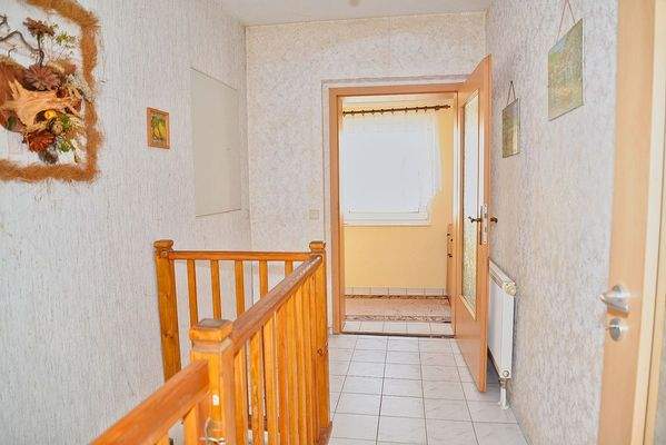 Flur vorn zum Anbau und beim Kellerabgang