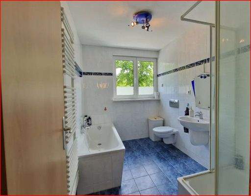 Bad mit Wanne und Dusche im OG