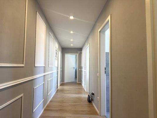 Großzügiger Flur mit Zugang zu allen Räumen