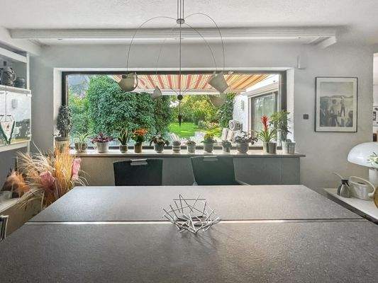 Esszimmer mit Blick ins Grüne