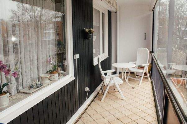 große Loggia mit zwei elektrischen Markisen und Glaselementen