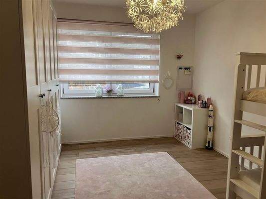 Kinderzimmer 1 mit Kleiderschrank