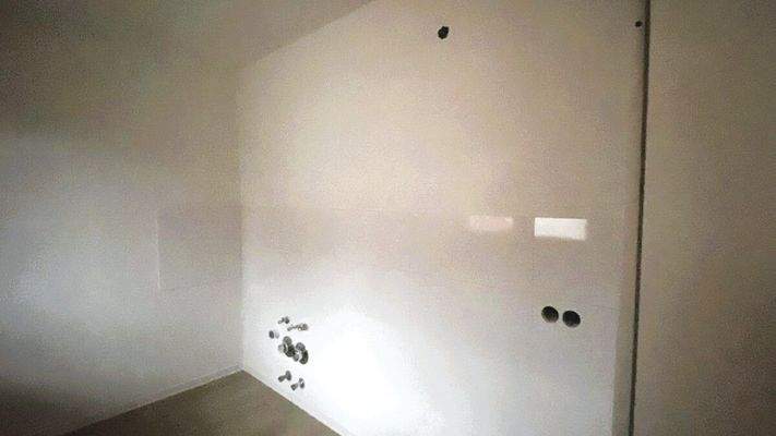 Küche nur mit Anschlüssen