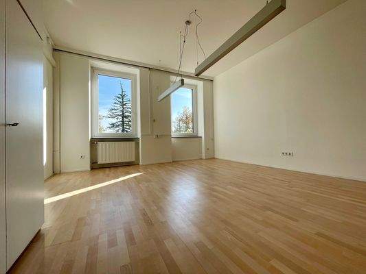 Kleines straßenseitiges Bürozimmer